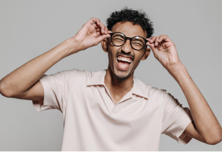 O que branquea os dentes naturalmente e rapidamente através das tiras de clareamento dos dentes