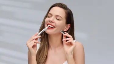 Devo escovar os dentes depois de usar tiras branqueadoras?